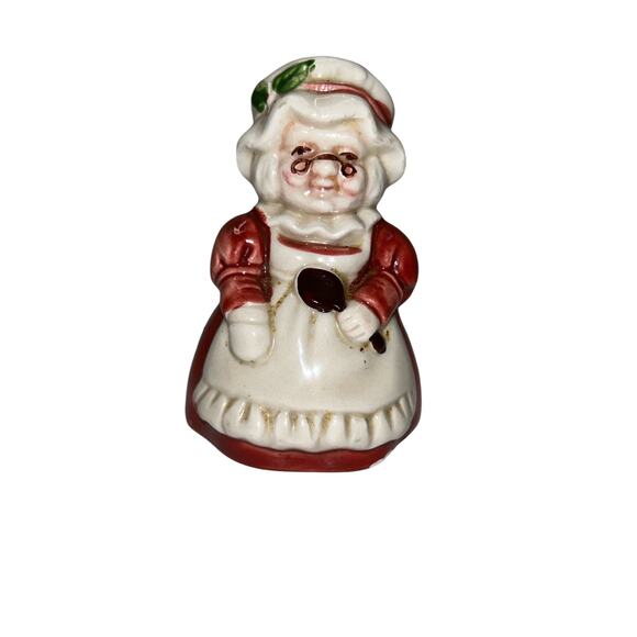 Santa and Mrs. Claus Small Vintage Salt and Pepper Shakers - Picture 4 of 6